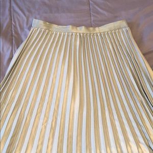 High waisted pleated skirt
